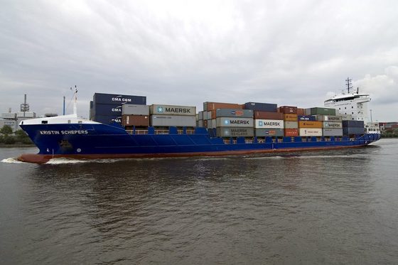 Ein voll beladenes Containerschiff auf dem Meer.